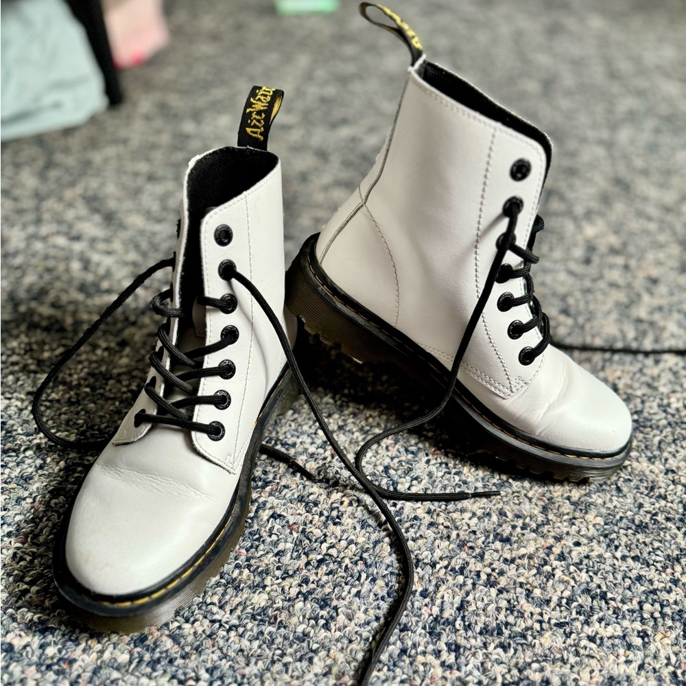 Dr Martens Women’s Size 6 White 8 Eye Boots